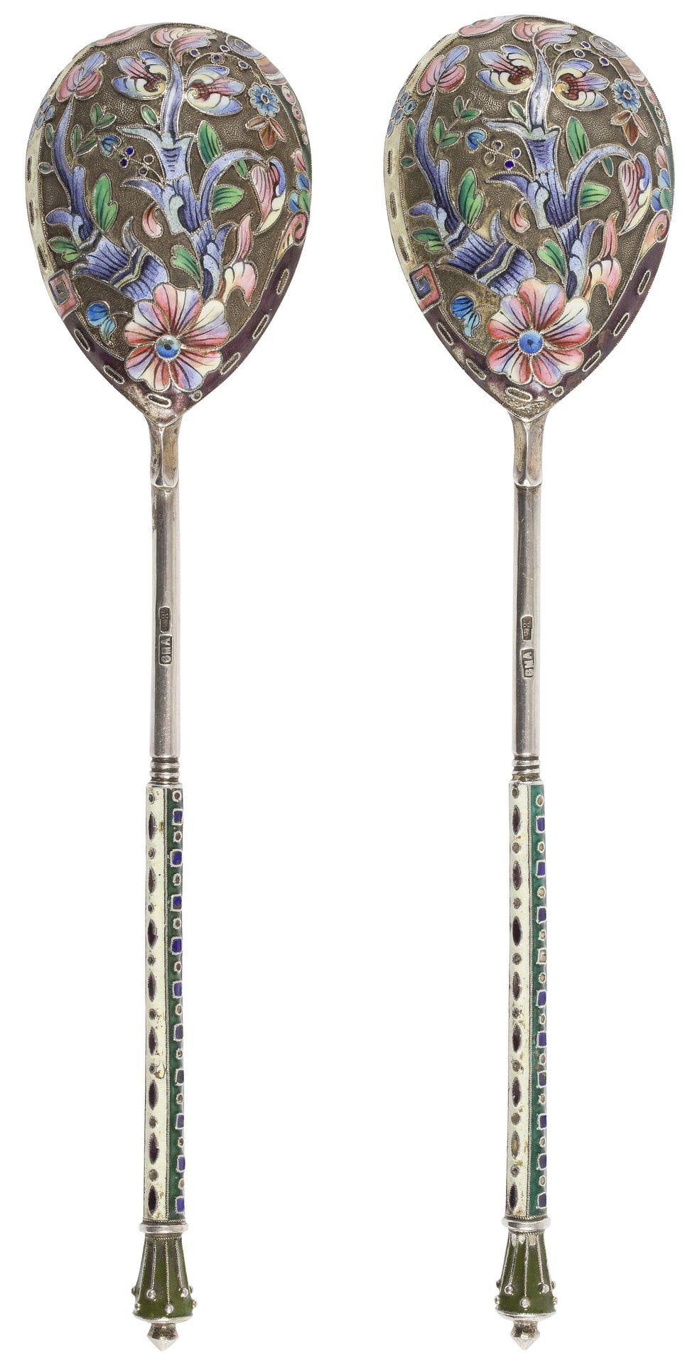 Paire de CUILLÈRES A CAVIAR en argent (875 ‰, 84 zolotniks)
De forme ovale, à décor de fleurs en émail polychrome cloisonné sur fond amati.
Orfèvre: probablement V.M. Ashmarin.
Moscou, 1908-1917.
Petits sauts d'émail.
PB : 100g