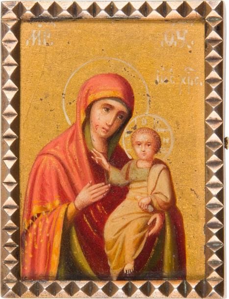 ICÔNE de la Vierge d'Iverie
Huile sur vermeil dans un cadre en vermeil. Dos en velours rouge bordeaux.
Poinçons : 84, Moscou, essayeur "ВС", 1888, orfèvre "А. М. ПОСТНИКОВ" (Andrey Mikhaïlovitch Postnikov) et aigle impériale.
4,5x3,4x1cm ; PB : 24,20g


Икона ИВЕРСКОЙ БОЖИЕЙ МАТЕРИ.
Масло на позолоченной пластинке. В позолоченной рамке. Оборот обтянут красным бархатом.

Клейма : 84, Москва, пробирный мастер «
ВС», 1888, мастер «
А. М. ПОСТНИКОВ» (Андрей Михайлович Постников 1830 - 1901) и государственный орел.

Размер: 4,5 х 3,4 х 1 см ; Общий вес: 24,20 г
Одной из крупнейших ювелирных фирм Москвы второй половины XIX века была фабрика золотых, серебряных и бронзовых изделий А. М. Постникова. С 1877 года фирма - придворный поставщик Высочайшего Двора, Двора великого князя Владимира Александровича и великой княгини Марии Павловны, английского короля.