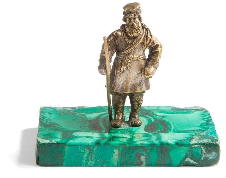 PÈLERIN RUSSE en tenue d'hiver en bronze
Touloupe, lapti, sac à dos... finement détaillés. Sur un socle garni de malachite (réparations).
H personnage : 6,7cm