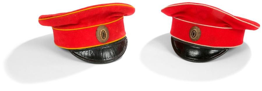 Rare CASQUETTE d'officier du "Konvoï", l'escorte personnelle de l'Empereur
Un tout petit trou sur l'arrière de la coiffe.