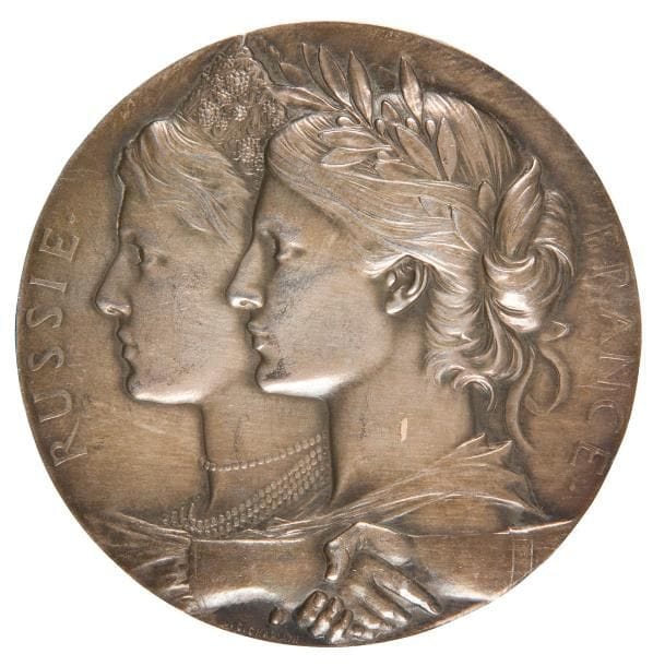 MÉDAILLE France-Russie
Visite de l'escadre russe à Toulon, 13 octobre 1893. Signée J.C. CHAPLAIN.
Bronze.
D : 7,2cm ; P : 172g