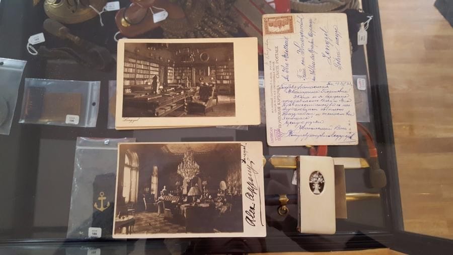 LENGYEL
Hongrie, premier lieu de séjour des Kniajevitch en émigration. 
Ensemble de 8 cartes et photos du château de Lengyel, appartenant à la famille des comtes hongrois Apponyi, où résidait au début des années 20 la famille dugl. N.A.K. 
Une carte colorisée représentant la cathédrale de la résurrection de SPB, adressée de Hongrie à Mme von Kniajevitch, alors à Lengyel en 1923.
L'une signée en marge Alexandre Apponyi, adressée en français à Mme Kniajevitch à Courbevoie, l'autre indiquant "Alex et moi, Lengyel, février 1924" (en Anglais). 
- Petit agenda "Budapest 1922" cuir à couverture de bakélite blanche. 
3,5x7cm.