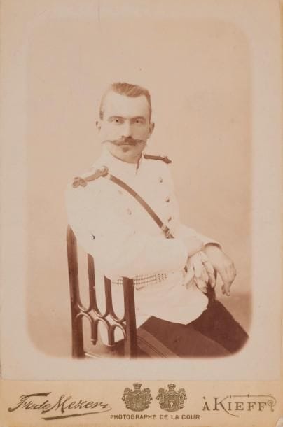 Fr. de MEZER. Kieff
Officier de gendarmerie en tenue d'été. Vers 1900.
Épreuve argentique.
15x16cm