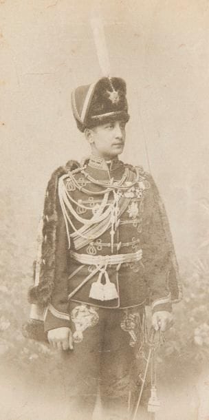 F. HAHN ET CIE. TSARSKOIE SELO
N.A. Kniajevitch engrande tenue de capitaine en second des Hussards de l'Empereur vers 1900. Il porte les aiguillettes d'aide de camp régimentaire. 
21,5x15cm