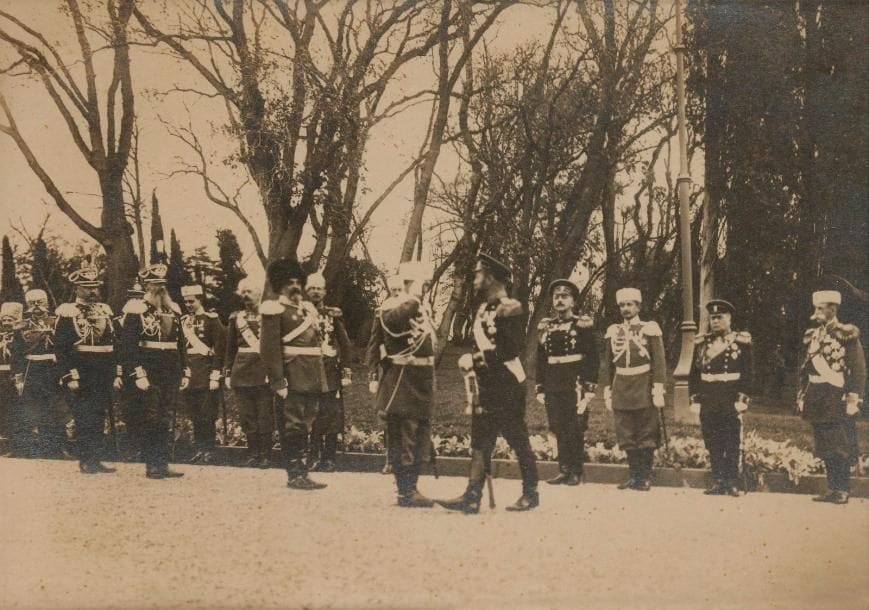 REVUE AU NOUVEAU PALAIS DE LIVADIA, décembre 6, 1913
Légendée au dos.g. à Dr.
1- Prince Troubetzkoï.
2 - ADCgl. A-O-M. A. Vongrinvaldt.
3 -gl. Vebel (Veben ).
4 -gl. Ekk.
5 -gd. Duc Dimitri Pavlovitch.
6 -gd. Ducgeorges Mikhaïlovitch.
7 -gl. W.N. Nikitine (Cdt R.M. d'Odessa) ex-ataman des cosaques du Transbaîkal,grande papakha).
8 -gd. Duc Dimitri Constantinovitch.
9 -gd. Duc Nicolas Nikolaievitch (caché).
10 -gl. De la suite, I.A. Doumbadze commande les troupes de la région. 
11 - L'Empereur.
12 - Capitaine Sabline.
13 - Fl. Adjudant gl. N.A. Kniajevitch.
14 - ADCgl.  Amiral Nilov.
15 - ADCgl.  Comte Fredericks.
N. A. Kniajevitch en tenue du régiment de Crimée salut l'empereur à Livadia, 1913. Derrière, en blanc l'impératrice et à droite les ADCgénéraux Doumbadze et Fredericks.