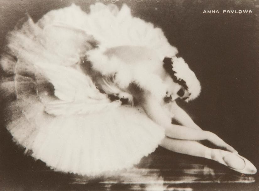 Max Antonovitch ERLANGER de ROSEN (1887-1961).
Anna Pavlova dans La mort du cygne
Tirage argentique titré en haut à droite dans la plaque.
Tampon du photographe au dos.
17x11,5cm

La mort du cygne est un ballet de Mikhaïl Fokine créé en 1907 pour Anna Pavlova, sur une musique de Saint-Saëns. Max Erlanger de Rosen est un photographe de spectacles (Opéra, Opéra-Comique, Opéra de Monte-Carlo, ballets...), frère de Théodore d'Erlanger, fondateur et mécène de l'École Supérieure d'Études Chorégraphiques.


Максим Антонович ЭРЛАНЖЕ де РОЗЕН (ЭРЛАНГЕР) (1887 - 1961).
Анна Павлова в образе «Умирающего лебедя»
Серебряная фотография. Название наверху справа, на фотографии.
Печать фотографа на обороте.
11,5 х 17 см
«Лебедь»- пьеса Камиля Сен-Санса из сюиты «Карнавал животных», созданной в феврале 1886 года. В 1907 году Михаил Фокин поставил хореографическую миниатюру на эту музыку, более известную под названием «Умирающий лебедь», для Анны Павловой.
Макс Эрланже де Розен — театральный фотограф (Опера, Опера-Комик, Опера Монте-Карло, балеты ...), брат Федора Антоновича Эрлангера, основателя Высшей школы хореографического искусства, который в 1962 г. подарил библиотеке Opéra в Париже оставшуюся часть иконографического собрания Макса.