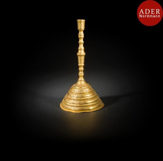 Chandelier à guirlandes florales, Turquie ottomane, fin XVIIIe-déb. XIXe siècle
En deux parties, à fût en bronze mouluré en balustre sur large base en cuivre en dôme en doucine, ciselé de motifs floraux sur l’ensemble.
Haut. : 38 cm
État : redoré.
A large candlestick, Ottoman, Turkey, late 18th-early 19th century