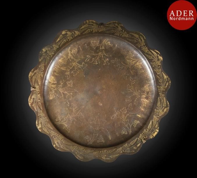 Plateau alvéolé en cuivre doré, tombak, Turquie ottomane, déb. XIXe siècle.
Circulaire à bord alvéolé en cuivre doré à décor incisé d’une frise de tiges florales.
Diam. : 38 cm
État : Dorure en partie effacée.
Provenance : vente Christie’s Paris, 18 décembre 2007, lot 54.
An Ottoman gilt-copper, tombak, circular tray, Turkey, early 19th century 