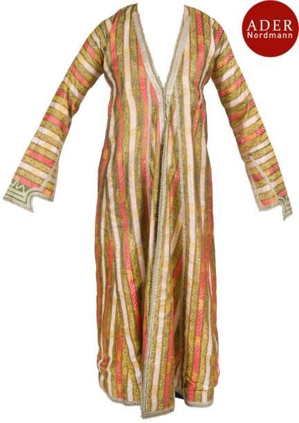 Robe de femme à trois pans, qombaz, Empire ottoman, fin XIXe-début XXe siècle
En soie tissée en polychromie de bandes fleuries et brochée de fils argentés.
Dim. : envergure 164 x haut. 130 cm 
A lady’s robe, qombaz, Ottoman Empire, late 19th-early 20th century 