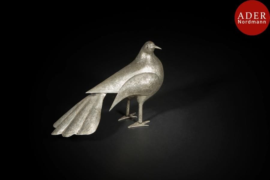 Colombe en métal argenté, Iran qâjar, déb. XXe siècle
Ronde-bosse ciselée de motifs floraux soulignant le plumage.
Haut. : 20,5 cm ; long. 32 cm
A silver plate dove, Qâjâr, Iran, early 20th century