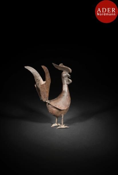 Coq en acier, Iran qâjâr, début XXe siècle
Ronde-bosse en acier en forme de coq avec crête, barbillon et grande queue.
Haut. : 33 cm
État : Petits manques aux pattes, légères abrasures du métal.
A steel rooster, Qâjâr Iran, early 20th century