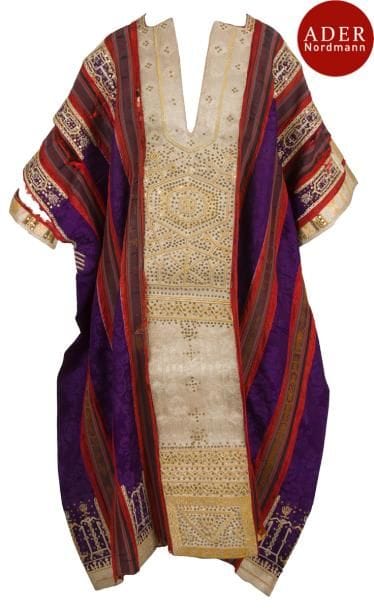 Tunique de mariage, qmejja ou shushsâna, en soie, Tunisie, Hammamet ou région de Raf,  fin XIXe - déb. XXe siècle
Coupe ample et droite, sans manches en soie violette tissée, brodée de fils d’argent et garnies de galons, paillettes et cannetilles dorés. Bande médiane, épaules et bas d’habit à décor stylisé de khamsa et de motifs géométriques et floraux. Dans le style andalou.
Haut. : 126cm; carrure : 103cm
État : accidents
Bibliographie : catalogue d’exposition, Noces tissées et Noces brodées, parures et costumes féminins de Tunisie, Paris, Musée des Arts d’Afrique et d’Océanie, Mars-juillet 1995, p. 82, et J. Lemaistre, M.F. Vivier, De soie et d’Or, Broderies du Maghreb, exposition Institut du Monde Arabe, Paris, Juin-septembre 1996, p. 49.
An embroidered silk wedding dress, qmejja or shushsâna, Tunisia, Hammamet or Rafraf region, late 19th - early 20th century 