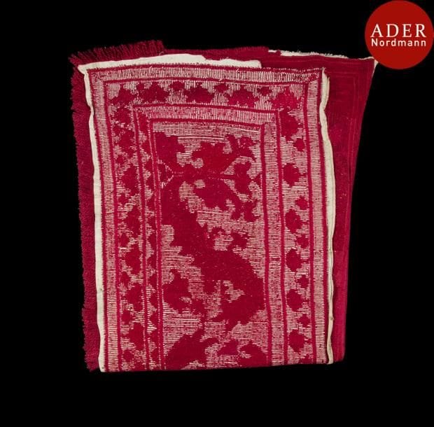 Ornement de lit, henlit, Maroc, Azemmour, XVIIe siècle 
Broderie de soie grenat aux points nattés et de trait, à décor géométrique sur fond grège en lin.
Dim. larg. avec franges : 46 cm ; long. : 246 cm
État : usures.
Bibliographie : Isabelle Denamur, « Azemmour, Renaissance marocaine », p.186. In : Broderies marocaines, Paris, ed. Flammarion, 2003.
A bed curtain, henlit, Morocco, Azemmour, 17th century