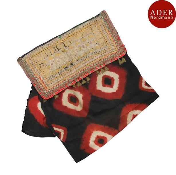 Voile de femme, yasmak, Yemen, Sana’a, fin XIXe- début XXe
Rectangulaire, en laine tie and dye, cousu sur un bandeau brodé de fils métalliques et de perles rouges, pendeloques triangles.
Dim. : 105 x 45 cm
État : broderie usagée et pendeloques manquantes
Bibliographie : John Gillow et Bryan Sentance, World textiles, a visual guide to traditional techniques, Londres, ed. Thames & Hudson, 2004, p123.
Lady’s veil, yasmak, Yemen, Sana’a, late 19th - early 20th century 