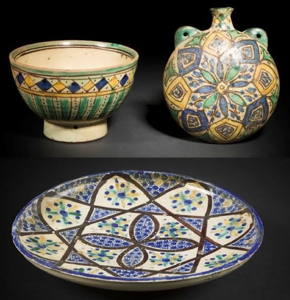Trois céramiques marocaines, Fès, vers 1920
Faïences peintes en polychromie. Gourde à deux passants à l’épaule, à décor sur une face d’une rosace étoilée encadrée de losanges sur fond crème ; - bol, zlafa, à décor en registres, du motif « mille pattes » et de losanges ponctués, au centre, une fleur ; - plat, mokhfia, peint d’une fleur étoilée.
Gourde : haut. 7,5 cm ; diam. : 5,4 cm ; diam. bol : 6,3 cm ; plat : 33 cm
État : éclats, ébréchures aux bords. Plat : trou de suspension à la base.
Three Moroccan pottery objects : a pilgrim flask, a zalfa bowl and a mokhfia dish, Fez, circa 1920