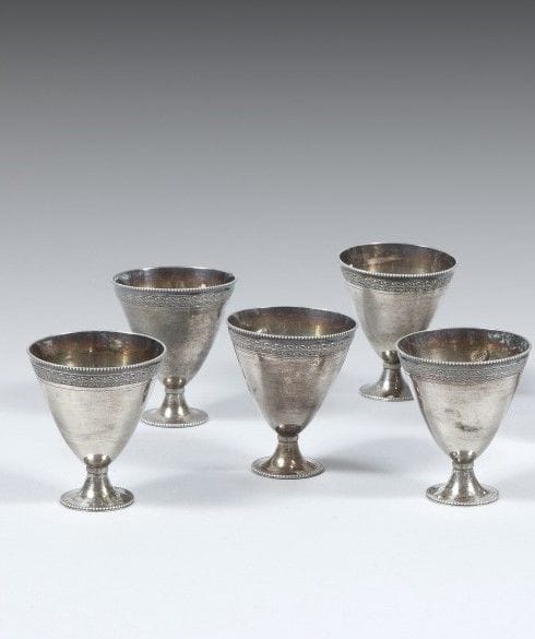 Dix porte-tasses, zarf, Turquie et Proche-Orient, fin XIXe – déb. XXe siècles
En argent, en laiton et cuivre, six à panse conique et piédouche, à décor festonné ciselé de palmes. Poinçon à la tughra d’Abdulamid II (r.1293 H. / 1876 -1327 H. / 1909), et deux paires à panse hémisphérique sur piédouche, à décor ciselé et incrusté d’argent pour l’une, et pour l’autre de médaillons calligraphiés et floraux.
Haut. : 6 cm, 4,2 cm, 4,4 cm ; PB : 101 g
Ten cupholders, zarf, Turkey and Near East, late 19th - early 20th century