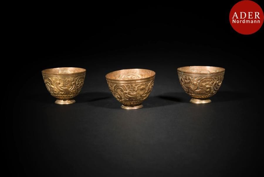 Neuf porte-tasses, zarf, en cuivre et argent, Empire Ottoman, Turquie, XIXe siècle
Panse hémisphérique sur piédouche à décor moulé d’entrelacs floraux baroques pour trois; - martelés et ciselés de mandorles fleuries, poinçons d’Abdulhamid II et sah, pour les quatre autres ; - le dernier ajouré et ciselé d’architectures dans des médaillons. Joint un neuvième en laiton bordé d’une petite frise de mandorles et fausse marque.
Haut. : 6 cm; 5 cm; 4.5 cm ; PB : 279 g  
Nine copper and silver cupholders, zarf, Ottoman Empire, Turkey, 19th century