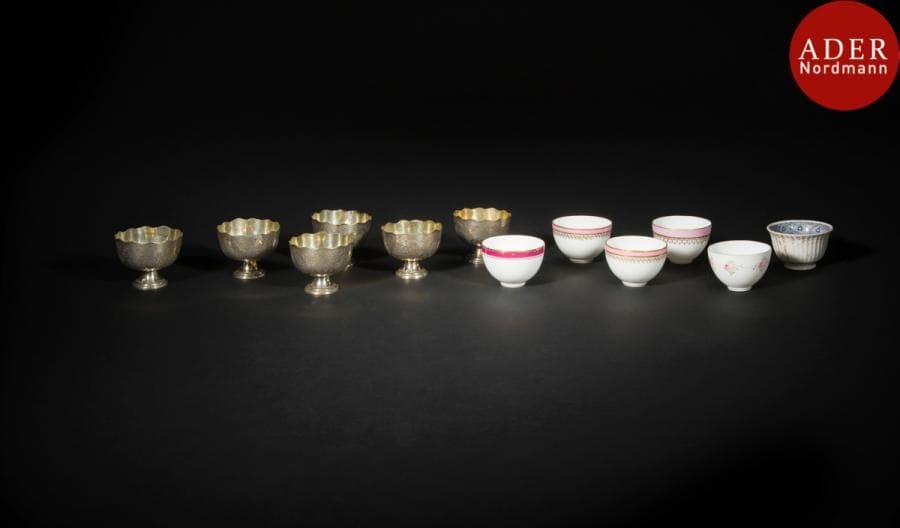 Six porte-tasses, zarf, en argent, Empire ottoman, fin XIXe siècle
A panse hémisphérique sur piédouche et décor ciselé d’une alternance de médaillons étoilés, écaillés et meublés d’un écu. Poinçons au pied. Avec leurs coupelles en porcelaine et céramique.
Haut. : 4,5 cm ; P. : 219 g
Six silver cupholders, zarf, Ottoman Empire, late 19th century