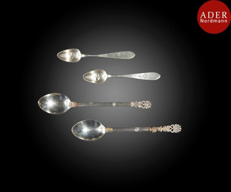 Deux cuillères à café et deux cuillères à sorbet, en argent, Empire Ottoman, XIXe siècle
A manches rainurés achevés d’une coquille et motif ajouré pour les cuillères à sorbets. Poinçons effacés.
Long. : 15 cm, 21.5 cm ; PB : 91 g
État : manque une colombe sur un des manches des cuillères à sorbet.
Two silver teaspoons and two silver sorbet spoons, Ottoman Empire, 19th century