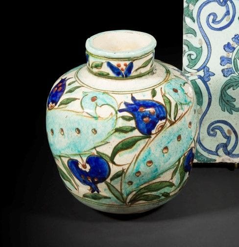 LACHENAL, R. (1885-1956), vase dans le style Iznik, France, XIXe siècle
Vase à décor de palmes bordées de tulipes et de grenades, signé à la base Raoul Lachenal et sa marque.
Haut. : 23 cm
État : fêlures et sauts d’émail.
LACHENAL Raoul (1885-1956), an Iznik style pottery vase, France, 19th century