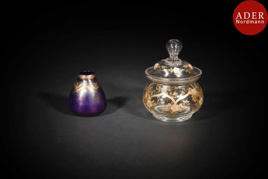 Bonbonnière en verre et vase, Europe pour l’Orient, XXe siècle
Panse globulaire couverte, en verre incolore à décor doré de fleurettes ;- petit vase tronconique en verre bleu orné d’arabesques dorées.
Haut. bonbonnière : 14 cm ; vase : 7,5 cm
État : décor effacé
A glass covered sugar bowl and a vase, Europe for Oriental market, 20th century