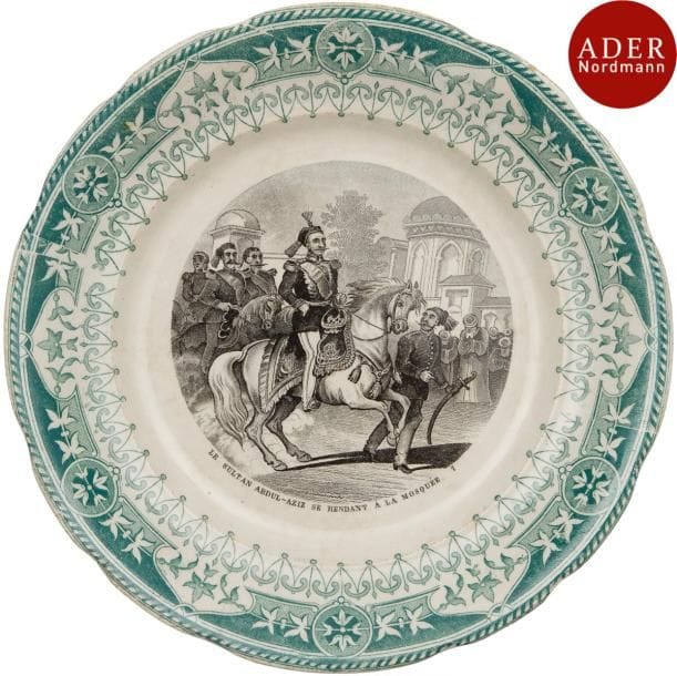 J.VIEILLARD & Co, quatre assiettes à dessert, France, BORDEAUX, fin XIXe siècle
Trois assiettes titrées : « Prise d’un canon par un détachement turc », « Bataille de Citate »; et « Habitant de la Valachie ». Au revers, marque de la maison  : « J.Vieillard & Co porcelaine, D. Johnston grès, Bordeaux poterie » ; joint une assiette de la manufacture de Sarreguemines.
Diam.  : 20 cm
A serie of 4 porcelain painted plates, manufactured in Bordeaux and Sarreguemines, France, 19th century