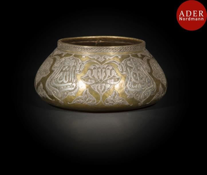 Bassin en laiton, Syrie, fin XIXe siècle
Panse bombé à décor ciselé et incrusté d’argent de médaillons inscrits et meublés d’oiseaux sur fond écaillé.
Haut. : 15,5 cm ; diam. : 19 cm
A brass bowl, Syria, late 19th century 