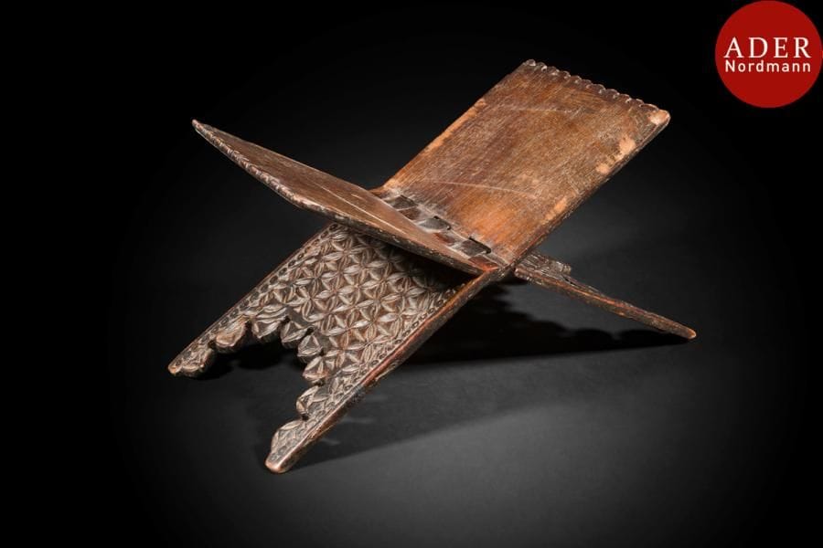 Porte Coran en bois foncé, Pakistan, XXe siècle
Panneaux rectangulaires à charnière terminée en arcature. Décor en plein de différents motifs géométriques.
Dim. : 42 x 20 cm
A wooden Qur’an stand, Pakistan, 20th century 