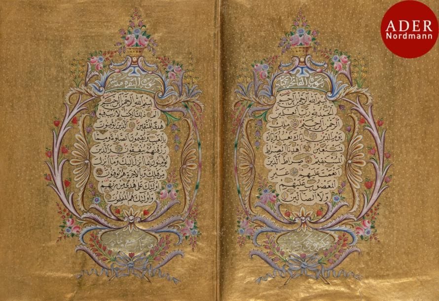 Coran ottoman, Turquie, signé al-Haj Shams al-Din al-Rafqi élève de Ismail al-Aziz bi-Hafiz al- Coran, et daté 1284H / 1867
Manuscrit complet en arabe sur papier, en écriture naskhi de quinze lignes par page à l’encre noire et rehauts rouges, à tranche dorée. Texte enluminé des petites rosettes dorées et piquetées de fin de versets, marges parfois ornées de motifs floraux polychromes et or marquant les juz et les hizb.
Titres de sourates inscrits dans des bandeaux dorés et parfois colorés aux écoinçons fleuris à l’encre rouge ou blanche.
Frontispice en double pleine page richement enluminé, d’une composition symétrique de rinceaux, de bouquets de fleurs, et de feuilles sâz, en polychromie sur fond or piqueté encadrant le texte. La fin de la dernière sourate donne le nom du copiste : « al-Haj Shams al-Din al-Rafqi , parmi les élèves de Ismail al-Aziz bi-Hafiz al- Coran, l’année 1284 H. / 1867 », suivi de l’invocation de la fin du Coran achevée en triangles garnis de fleurettes. Nom de l’ancien propriétaire marqué à l’encre bleue en latin sur la page de garde « Lionel Landon, Constantinople ». Reliure cartonnée à rabat en cuir brun peint aux deux ors, dessinant une mandorle garnie de feuilles autour d’un motif rayonnant.
Dim. reliure : 19 x 14,5 cm
État : reliure usée
A Qur’an, Turkey, Ottoman, signed al-Haj Shams al-Din al-Rafqi one of the pupil of Ismail al-Aziz bi-Hafiz al- Qur’an, and dated 1284H / 1867