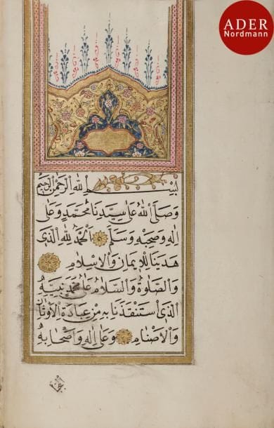 Livre de prière, Dalâ’il al-Khayrât, Turquie, signé Seyyed Suleyman al-Wasfi et daté 1250 H / 1834
Manuscrit religieux, en arabe, sur papier de onze lignes de texte naskhi par page à l’encre noire, et le mot Allahoma en rouge; enluminé de points dorés. Texte orné de cartouches dorés à rinceaux fleuris au début de chaque partie et accompagné dans les marges de motifs floraux. Enluminé de deux frontispices et de trois colophons. Les deux frontispices, en unwân, sont surmontés d’une arcature polylobée rehaussée de fleurettes sur fond piqueté d’or. Les deux premiers colophons sont achevés en triangle garni de rinceaux fleuris et le dernier encadré par un bandeau donne : « Le pauvre, le humble Seyyed Suleyman al-Wasfi, élèves d’Ismail al-Zohdi, en l’année 1250H. / 1834 ». Il est suivi d’un recueil de prière. Illustré de deux représentations de deux harams, Médine et la Mecque en double page en polychromie et or. Reliure cartonnée à rabat en cuir brun à décor estampé et doré d’une mandorle à pendentifs ornée de rinceaux.
Dim. reliure : 16,5 x 11,5 cm
État : mouillures, petits trous de vers, deux folios à une partie détachée, reliure abîmée 
A Dal’ail al- Khayrat, Turkey, signed Seyyed Suleyman al-Wasfi and dated 1250H. / 1834