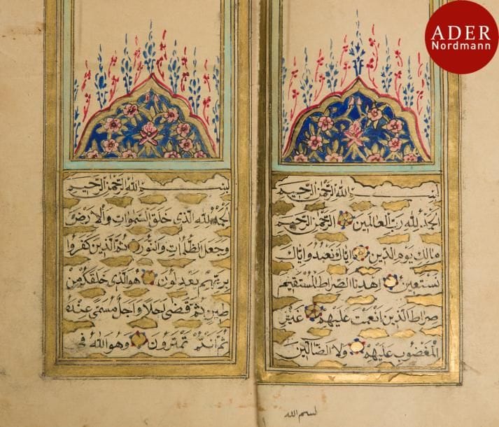 Petit livre de prière, An’am Sharif, Turquie ottomane, signé et daté 1260H. / 1847
Manuscrit sur papier de 277 pages, en arabe et en turc de neuf lignes de texte par page en naskhi, à l’encre noire, blanche et rouge. L’ouvrage est enluminé de deux frontispices, le premier en double page, en polychromie et or, le texte est inscrit en réserve sur fond doré, surmonté d’une large arcature polylobée à fond bleu fleuri; le deuxième reprend le même décor. Cercles dorés de fin de versets, ainsi que des titres dans des bandeaux dorés inscrits à l’encre blanche.
Le manuscrit se divise en plusieurs parties contenant : 1. Plusieurs sourates de Coran, 2. Asma al-Hosnâ, 3. Asma al-Nabî, 4 et 5. Hilyas et les noms d’Ashab al-Nabî, inscrits dans des cercles dorés, 6. Treize folios présentant des illustrations religieuses, en polychromie et or, y compris : arbre généalogique du Prophète Mohammad, Sandale et main du Prophète, et les traditionnelles représentations de la Mecque et Médine, 7 et 8. Invocations et prières. Le colophon est inscrit dans un cercle en réserve sur fond or, sur la page 262, donnant le nom de copiste : « Mohammad al-Marouf bin Ibrahim, daté 1260H. / 1847 ». Reliure cartonnée en cuir brun peint aux deux ors à décor de résille pointée. 
Dim. reliure : 16 x 10 cm 
État : Reliure restaurée, consolidations sur les pages, petites déchirures et retouches sur les peintures
A small prayer book, An’am Sharif, Ottoman, Turkey, signed and dated 1260H. / 1847