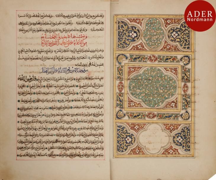 Manuscrit religieux, Dakhirat al-mohtaj fi sirati sahibi ll’louai vattaj, Maroc, XIXe siècle
Manuscrit religieux consacré aux louanges du Prophète Mohammad, sur papier de vingt et une lignes de texte par page, en arabe, en écriture maghribi à l’encre noire, rouge, bleue et verte. Manuscrit ouvrant sur un frontispice en pleine page, peint en polychromie, comprenant une rosace centrale indiquant le nom de l’auteur « Mohammad al-Maati bin Seyyedi Mohammad Salih al-Sharqawi al-Moâmeri » à l’encre jaune en réserve sur fond vert dans un carré entouré par des motifs géométriques ; encadré de deux bandeaux à médaillons polylobés à pendentifs à fond bleu et fleuri en réserve sur fond rouge. Celui du haut inscrit de « Bismiallah ». Le titre de manuscrit est inscrit dans une graphie maghribi plus importante, à l’encre rouge, sur la deuxième page. Reliure cartonnée en cuir grenat doré.
Dim. reliure : 33 x 22 cm
État : petits trous de vers, consolidations, reliure usée 
A religious manuscript, Dakhirat al-mohtaj fi sirati sahibi ll’louai vattaj / Collection of prayers recited for the Prophet, Morocco, 19th century