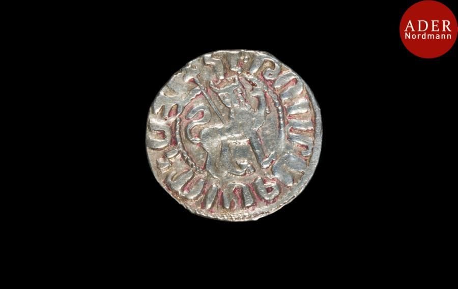 Tram arménien en argent, vers 1235
Frappé à Sis. Au recto, un lion et l’inscription : « Par la volonté de Dieu, roi Hetoum Ier d’Arménie ». Au verso, effigie du roi Hetoum et de la reine Zabel debout. 
Diam. : 2 cm ; P. : 3 g
An Armenian silver tram, circa 1235