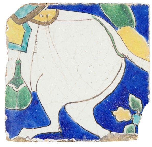 Carreau dit à lignes noires, Iran, XVIIe -XVIIIe siècle
Carreau de revêtement à décor polychrome, illustrant la croupe d’un cheval blanc sur un fond bleu fleuri.
Dim. : 23,2 x 24,7 cm 
État : ébréchures et manques aux bords, éclats.
Pourrait faire partie de la même composition que le lot suivant
A Safavid polychrome pottery tile, Iran, 
17th - 18th century