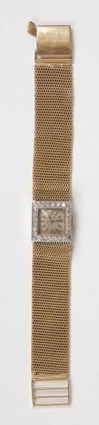 Montre de dame en or 18K (750), cadran carré serti de diamants, bracelet ruban souple en or 18K. 
Poids brut: 42,5 g (déformations, accrocs)