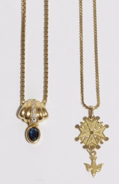Lot de 2 colliers en or 18K (750), le 1er retenant un pendentif en or orné d'un saphir et de petits diamants, le 2e retenant une croix. 
Poids brut : 22,1 g