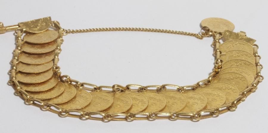 Bracelet en or 18K (750), articulé de pièces en or 22K (916). 
Poids : 31,3 g