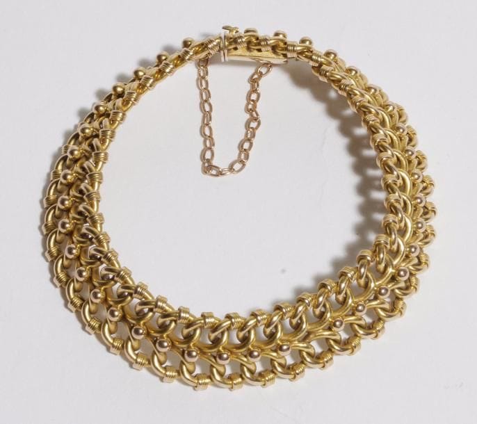 Bracelet en or 18K (750) articulé de maillons enchevêtrés. 
Poids : 38 g