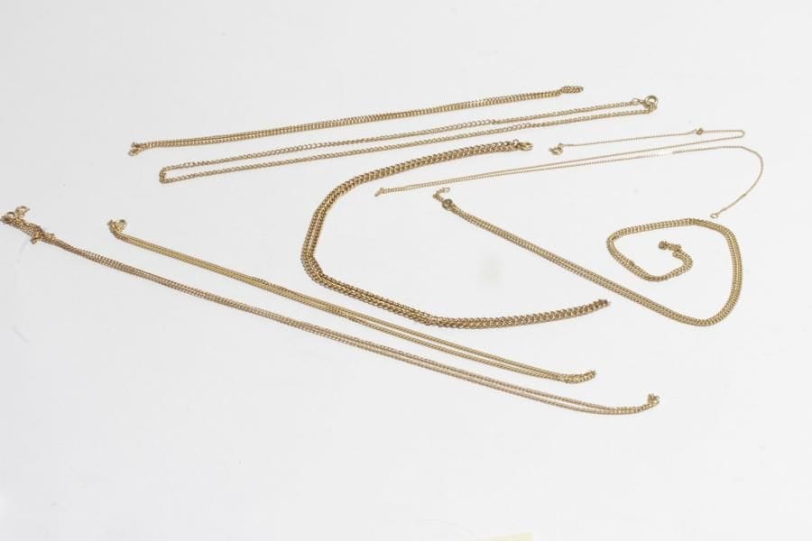Suite de 6 colliers et une chaîne en or 18K (750). 
Poids : 52,6 g