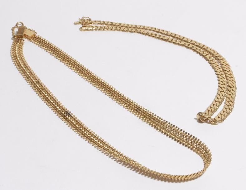 Lot de 2 colliers en or, l'un mailles gourmette en chute (14K; 40,7 g), le second en ruban articulé de petits maillons imbriqués (18K; 40,7 g).