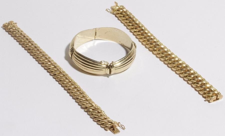 Lot de 2 bracelets en or 18K (750), mailles gourmette. 
Poids : 75 g. 
On joint un bracelet ouvrant godronné en or 14K (585). 
Poids : 26,2 g