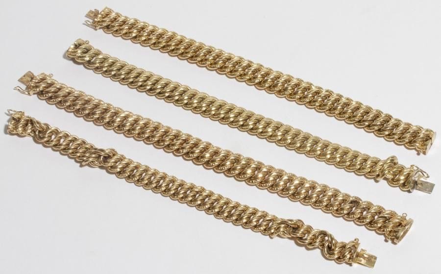 Lot de 4 bracelets en or 18K (750), mailles américaines. 
Poids  : 111 g