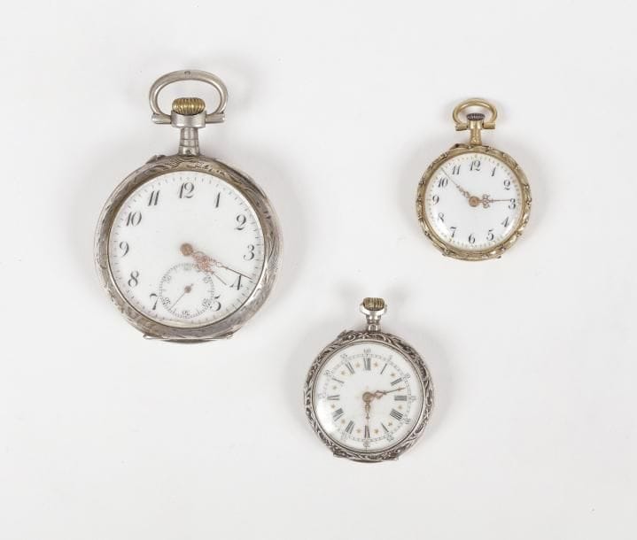 Lot de 3 montres : Montre de col en or 18K (750), le fond à décor de guirlandes de lauriers. Cadran émaillé, aiguilles style Louis XVI, échappement à cylindre.
Poids brut : 16,7 g (à réviser)- Petite montre de col en argent, cadran émaillé blanc, échappement à cylindre, chiffres romains.
Poids brut :  21,8 g (Manque la bélière)- Montre de gousset en argent, cadran émaillé blanc, chiffres arabes, trotteuse à 6H, échappement à cylindre, le fond à décor de fleurs et blason
Poids brut : 60 g (à réviser)