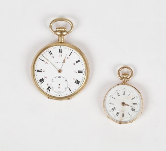 ZENITH. Montre à gousset en or 18K (750), grand prix 1900. Cadran émaillé, chiffres romains, trotteuse à 6H (manque la trotteuse), échappement à ancre, balancier coupé compensé, spiral Bréguet, le fond gravé d'un chiffre à rinceaux. 

Cadran fêlé entre 10H et 11H, verre à changer.


On joint une petite montre de col en or 18K (750), cadran émaillé, chiffres romains, échappement à cylindre, boîte en mauvais état.


Poids brut total : 91,80 g 

