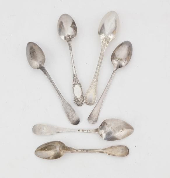 Lot de six petites cuillers en argent et vermeil dont l'une en métal.
Poids : 111,96 g
