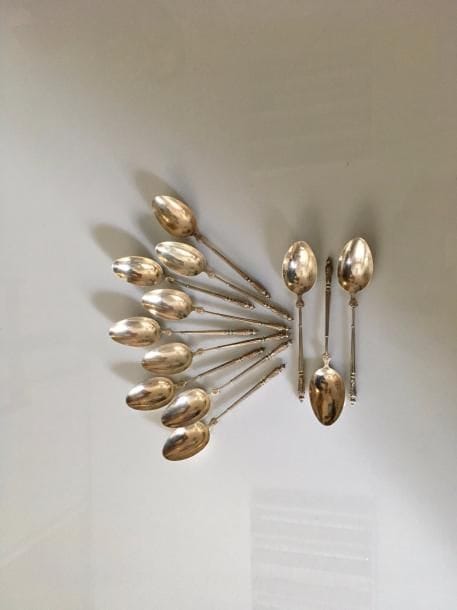 Douze cuillers à moka en argent.Poinçon au sanglier
Poids : 102 g