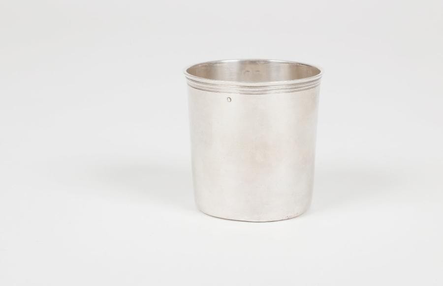 Timbale à fond plat en argent moulurée de filets.PARIS 1798 - 1809Orfèvre : Louis-Jacques BERGER, insculpe en 1800