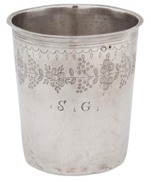 Trois timbales à fond plat dont deux gravées sur tout le pourtour d'un décor fleuri.PARIS XIXe sièclePoinçon minerve et vieillard. Etat d'usage. Réparation à l'une.
Poids : 211 g