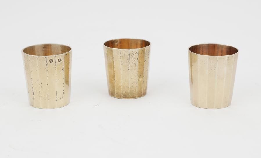 Trois gobelets à fond plat à pans en vermeil.PARIS 1809 - 1819Orfèvre : BERGER A.J.C.L
Poids : 102,46 g - hauteur : 4,2 cm