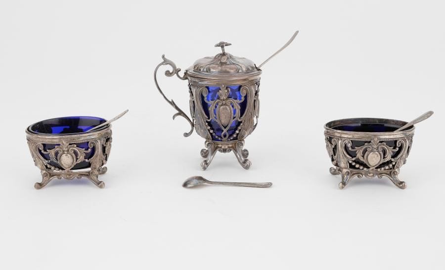 Moutardier et ses deux salières en argent intérieur en verre bleu auxquels 
On joint la paire de pelles à sel et à moutarde et une pelle à sel.Poinçon minerve
Poids net : 160 g